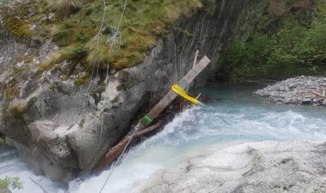 Travaux en accès difficile pour le démontage d'une passerelle vers Grenoble