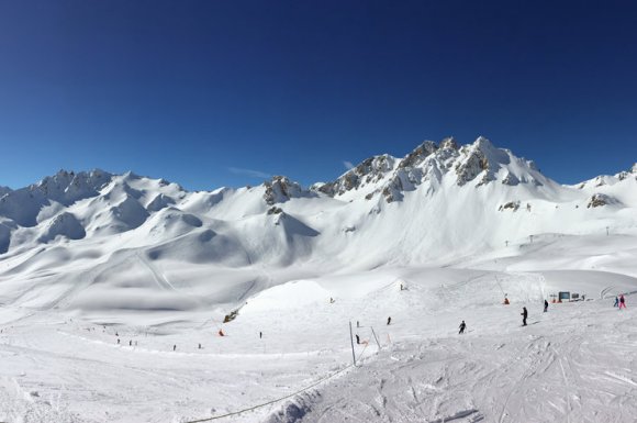 Cordiste pour pose de filet de protection sur une montagne pour protéger une route à Bourg-Saint-Maurice