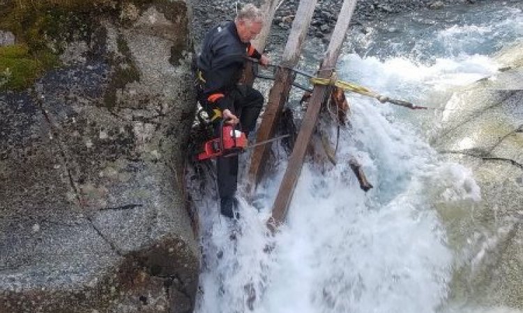 Travaux en accès difficile pour le démontage d'une passerelle vers Grenoble