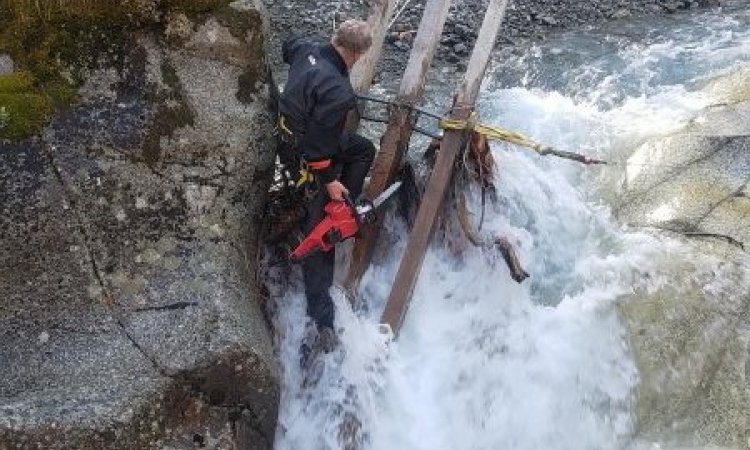 Travaux en accès difficile pour le démontage d'une passerelle vers Grenoble